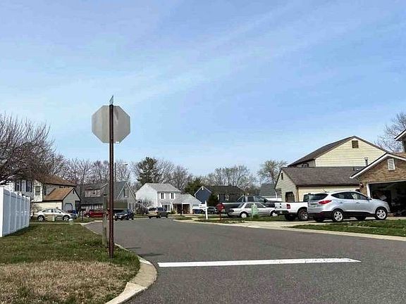 Exterior Neighborhood (street photo)