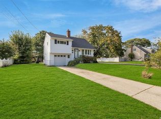586 Pat Dr, West Islip, NY 11795