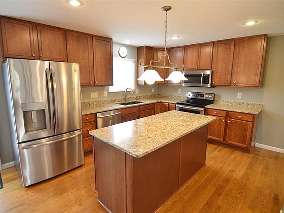 3rd image of 385 Wexford Dr