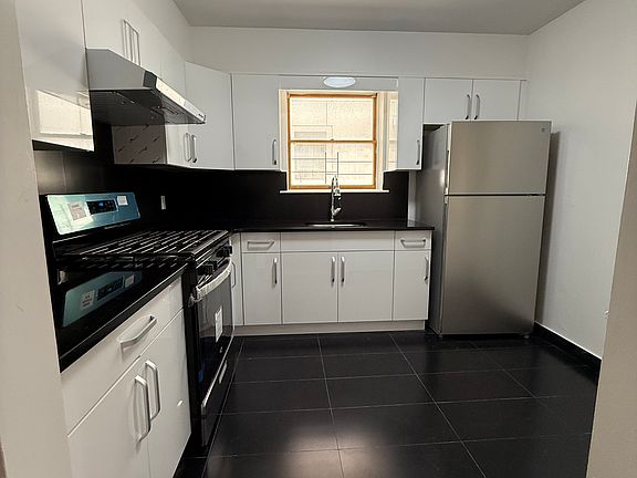 4th image of 148 Bay 25 St