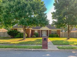 748 N Meadowlands Dr, Fayetteville, AR 72704