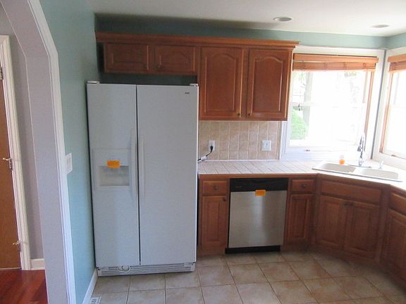 5th image of 9240 Robinson Ave