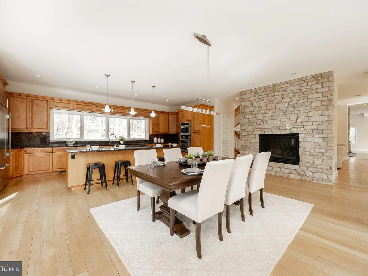 5 bed, 5.5 bath, 7800 sqft, $10,000 — Photo 4