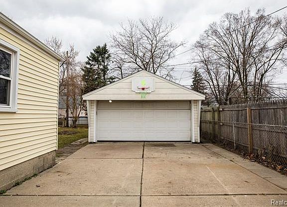 5th image of 32313 Rosslyn Ave