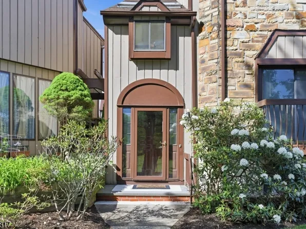 15 Delbarton Ct, Hackettstown, NJ 07840