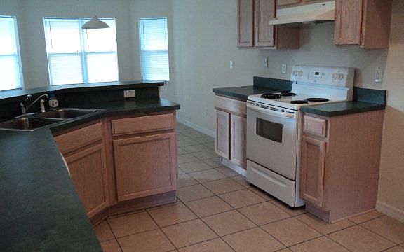 5th image of 27 Boxwood Ln