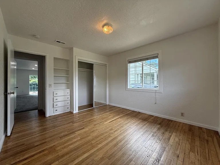 733 NE Wharton Dr — Photo 7