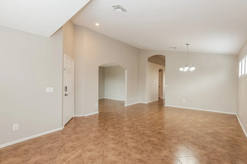 3 bed, 2.0 bath, 1669 sqft, $2,330 — Photo 3