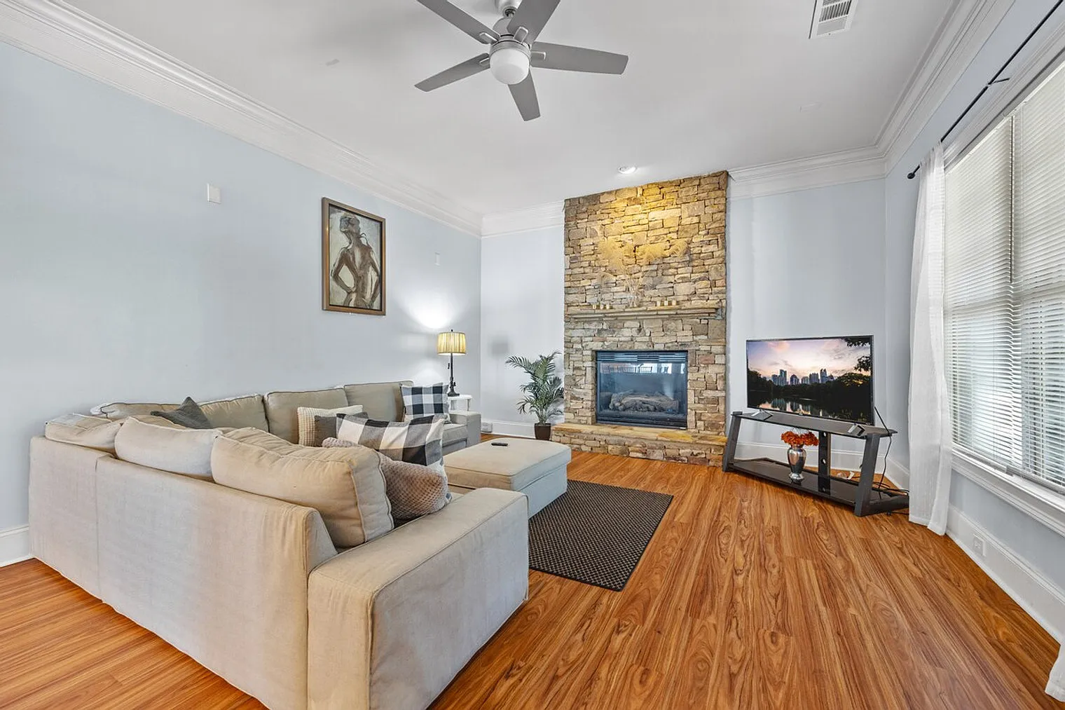 4 bed, 2.5 bath, $8,921 — Photo 3
