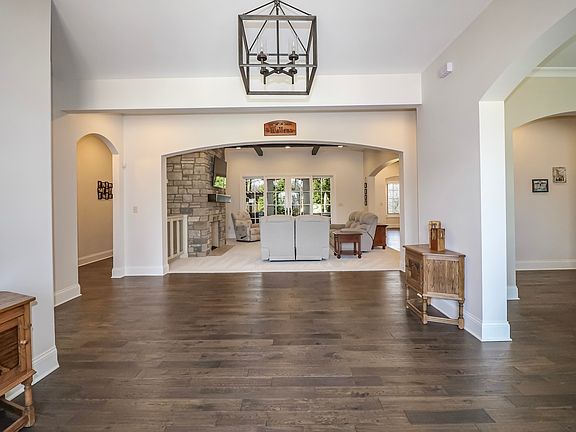 4th image of 221 Chatham Hills Blvd