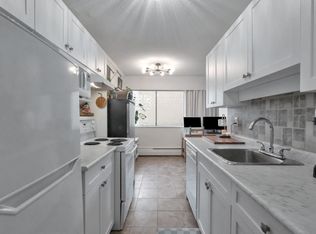 214 E 15th St #103, North Vancouver, BC