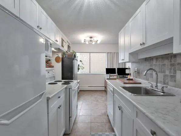 214 E 15th St #103, North Vancouver, BC V7L 2R3