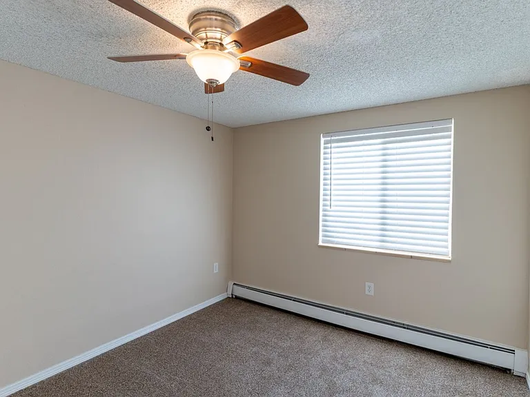 Knollwood and Tanglewood Apartments — Photo 6