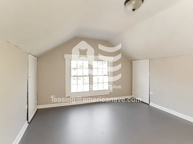 1371540_012_bedroom_11.jpg