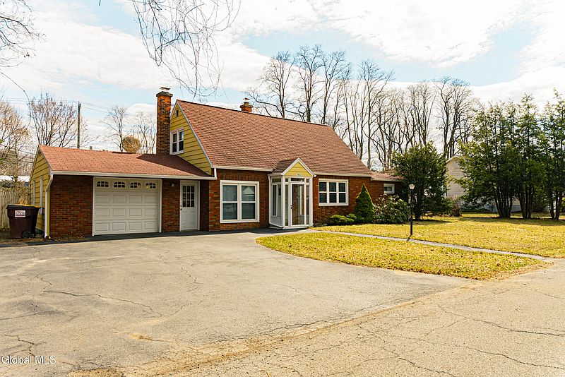 2nd image of 2983 Nancy Lane
