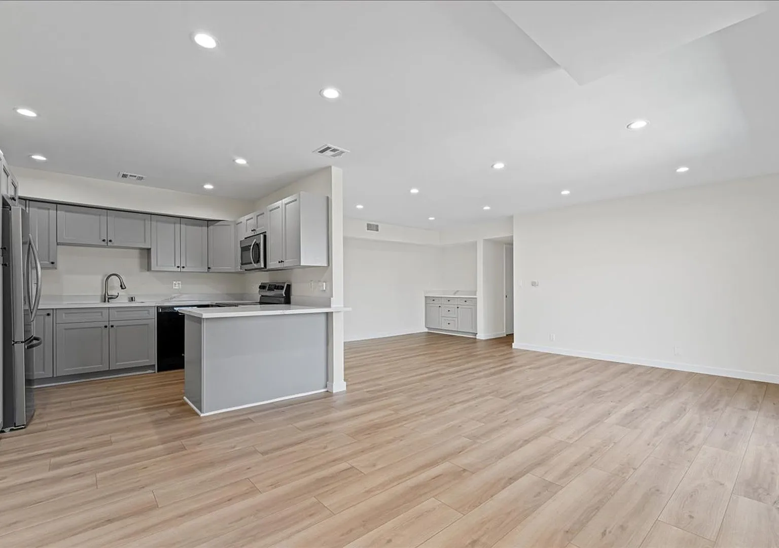 Gorgeous Encino Apartment! — Photo 1