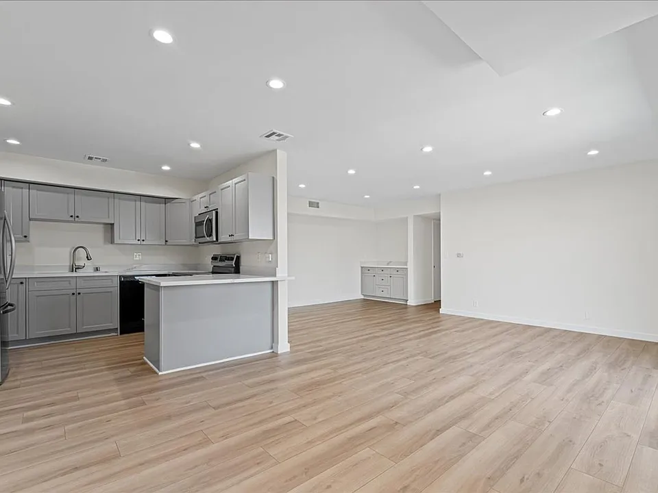 17424 Burbank Blvd #205