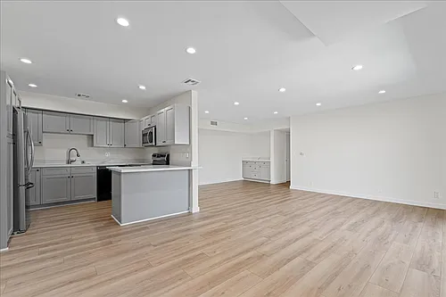 17424 Burbank Blvd #205 Photo 1