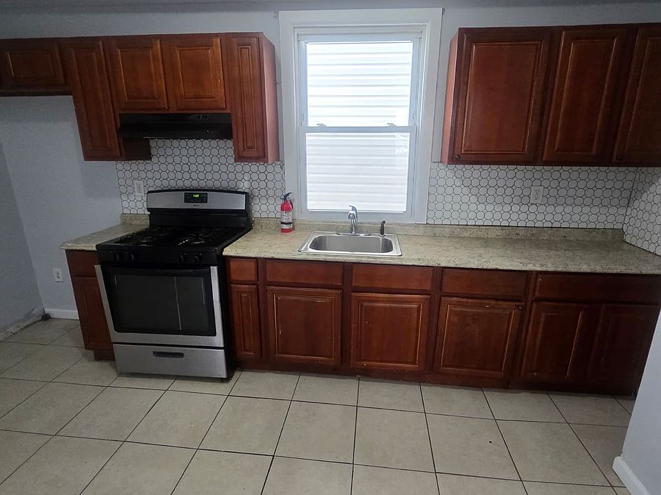 1st image of 95 Fabyan Pl Floor 2