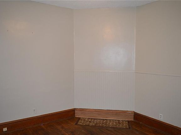 3rd image of 902 Warren St