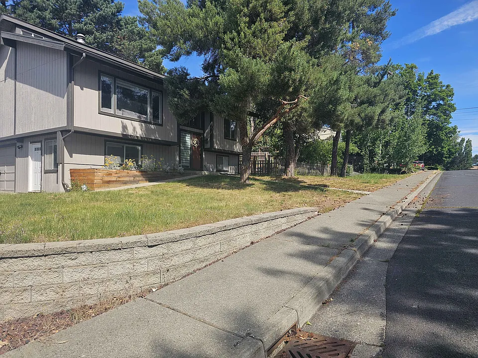 2015 NW Friel St