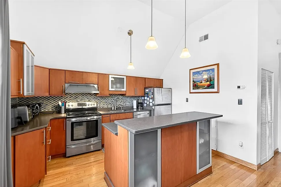 2 bed, 970 sqft, $1,800 — Photo 2