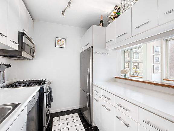 4th image of 2373 Bay St #1011