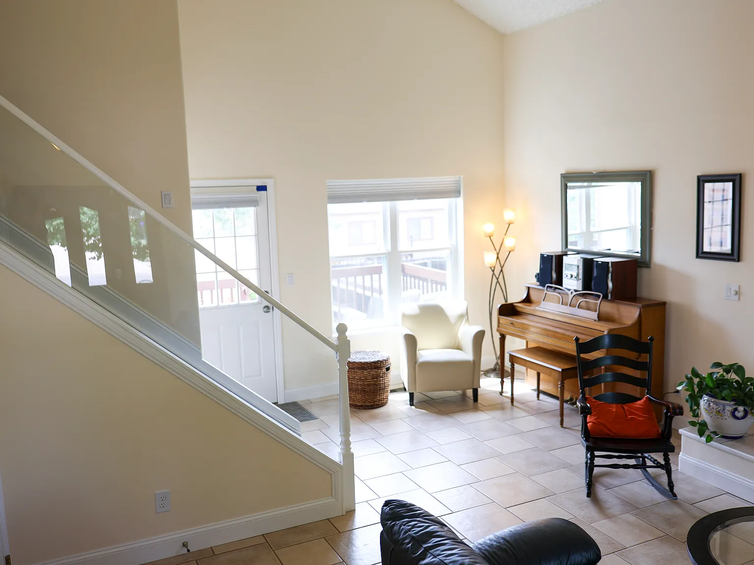 4 bed, 2300 sqft, $2,950 — Photo 2