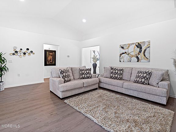 5th image of 1081B Buckingham Drive #B
