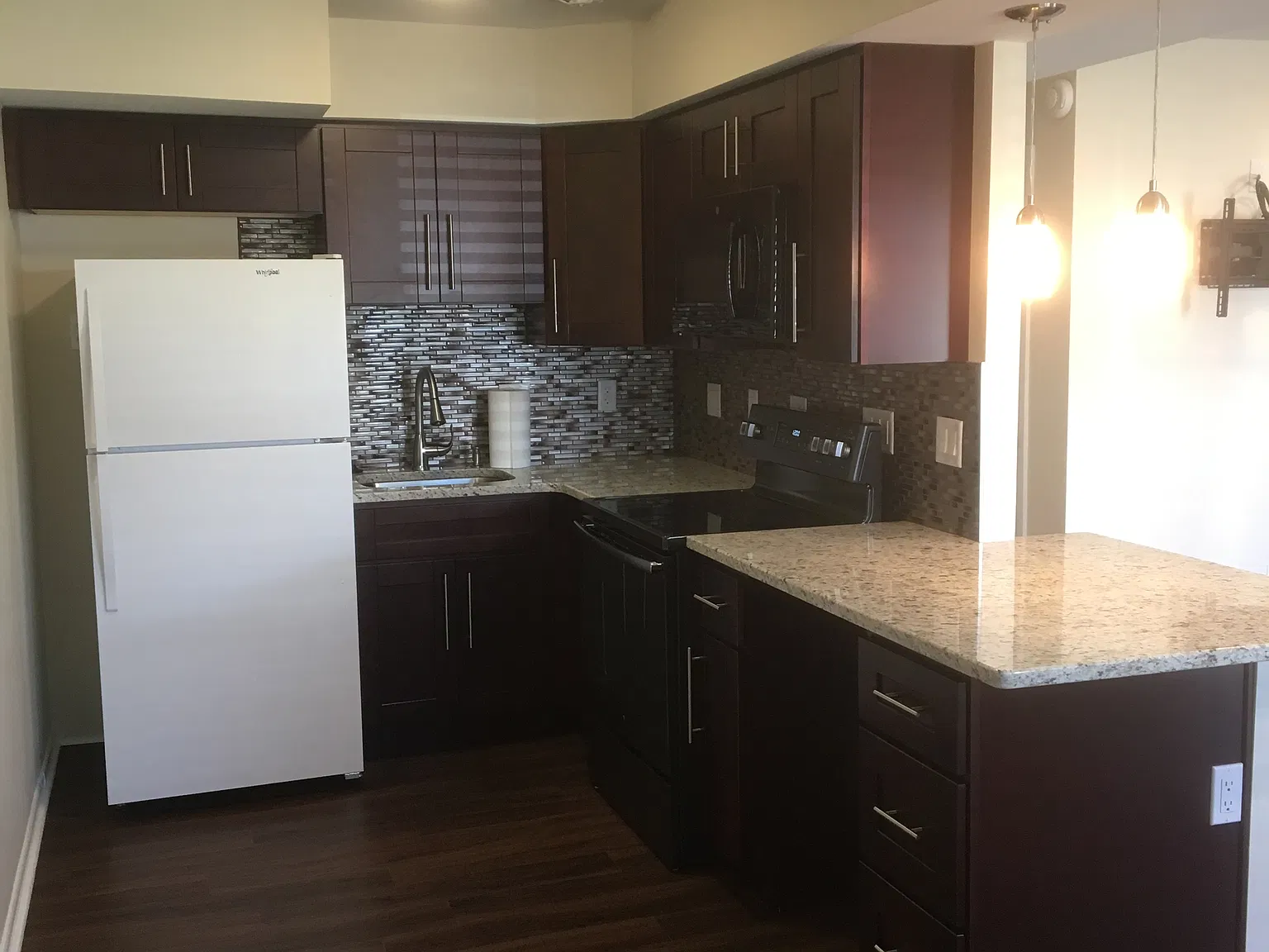 2 bed, 1000 sqft, $1,900 — Photo 1