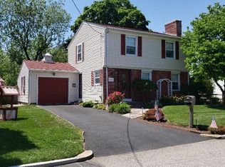 107 Glen Meadows Dr, Pawtucket, RI 02861