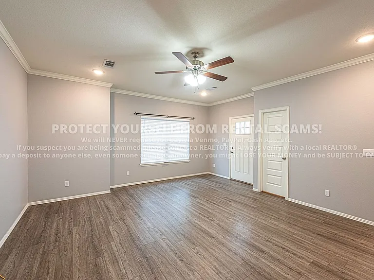 1374 N Corsica Dr — Photo 2