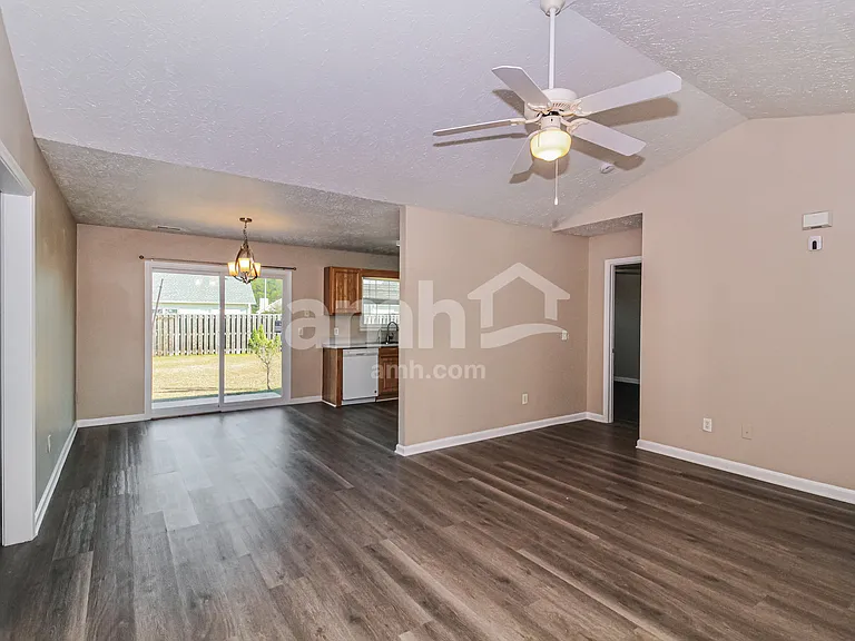 9488 NE Huckabee Ct — Photo 4