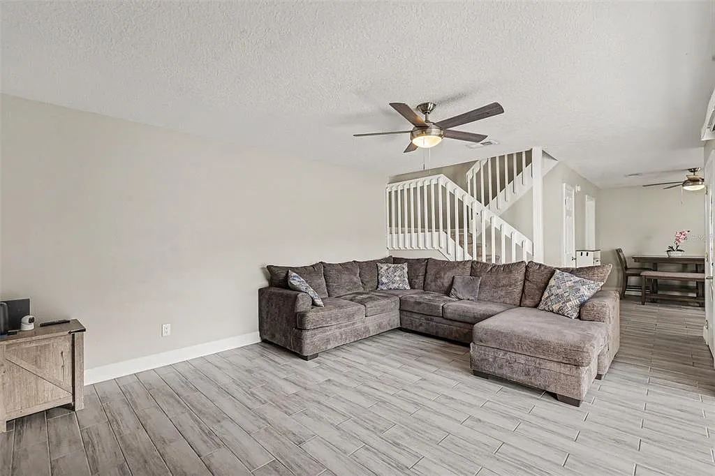 2 bed, 2.0 bath, 1302 sqft, $2,100 — Photo 2