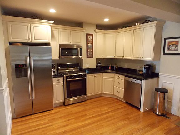 2nd image of 458-460 E 6th St Unit 1