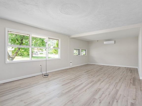 5th image of 123 S Meadow Dr