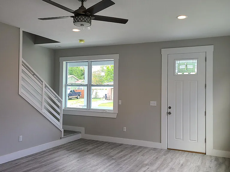2125 W Saint Joseph St — Photo 10