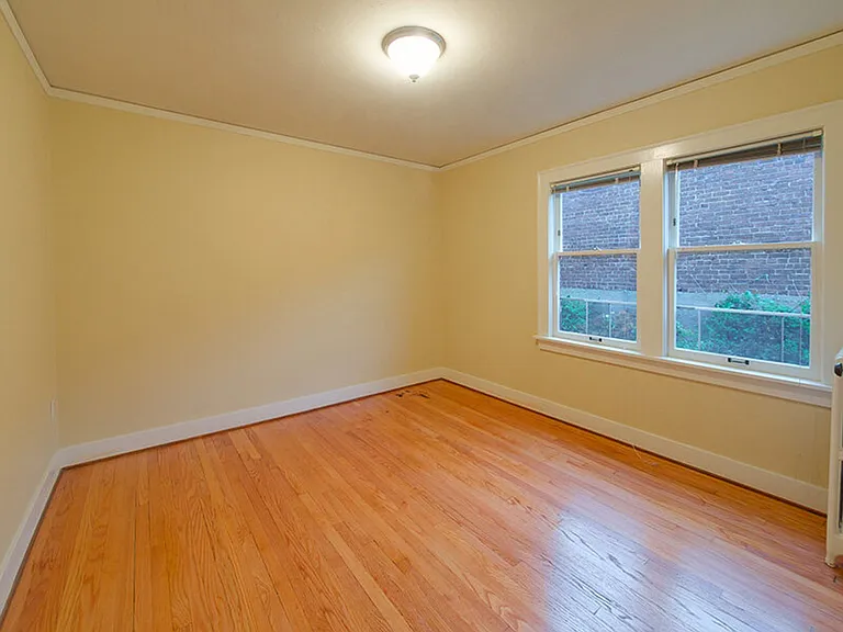 416 Summit Ave E — Photo 9