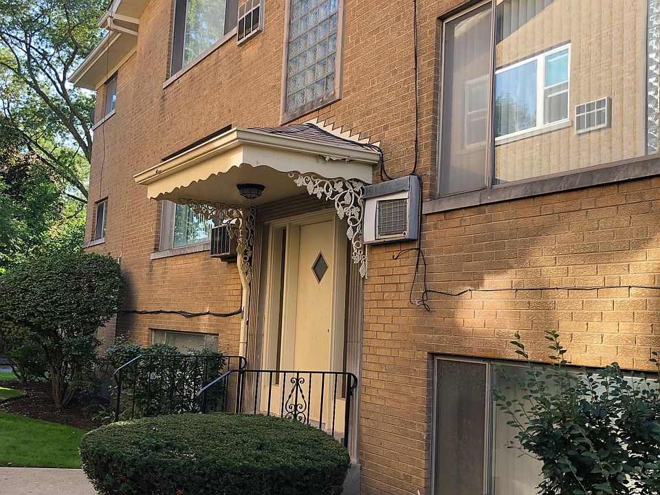 2nd image of 6470 N Sauganash Ave