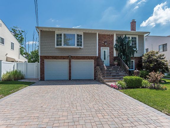 2nd image of 876 Salisbury Park Dr
