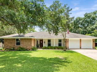 124 Persimmon St, Lake Jackson, TX 77566