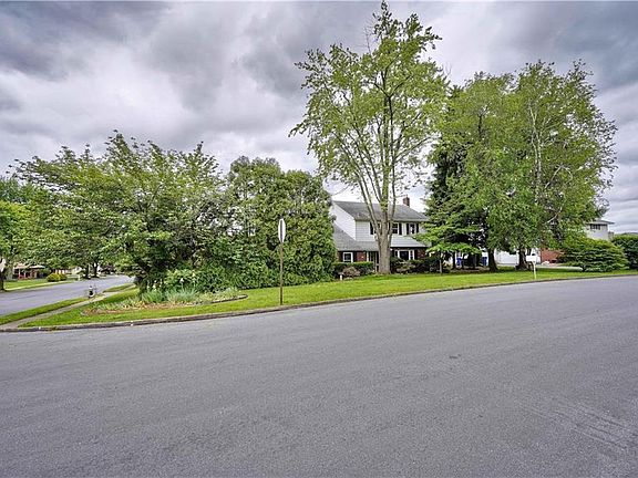 3rd image of 4304 Crest Ln