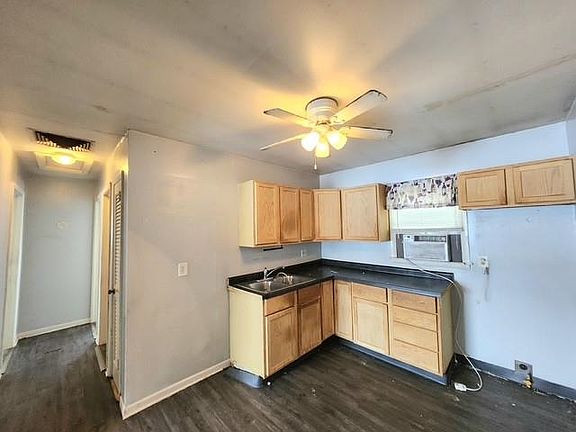 3rd image of 3326-28 Montrose Ave