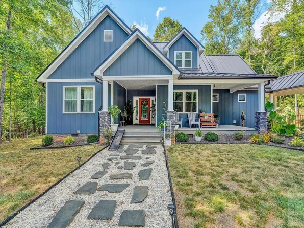 538 N Fork Dr, Gretna, VA 24557