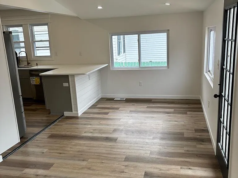 1019 S Broadway — Photo 14