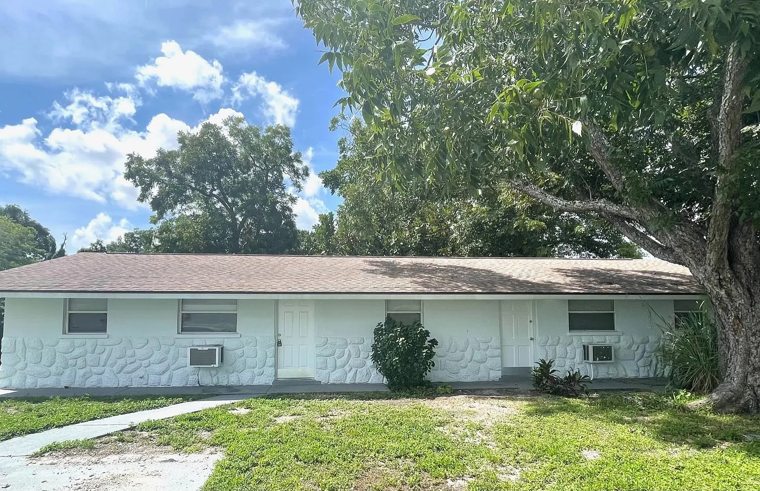 319 & 321 9th St Dr W — Photo 1
