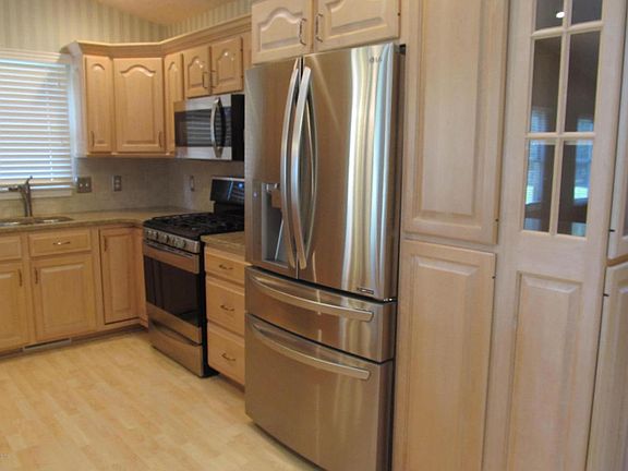 3rd image of 733 Bayberry Ln