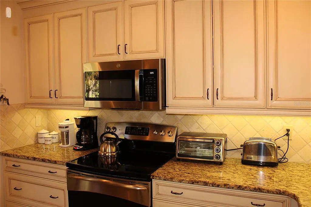 3 bed, 2.0 bath, 1900 sqft, $2,595 — Photo 4