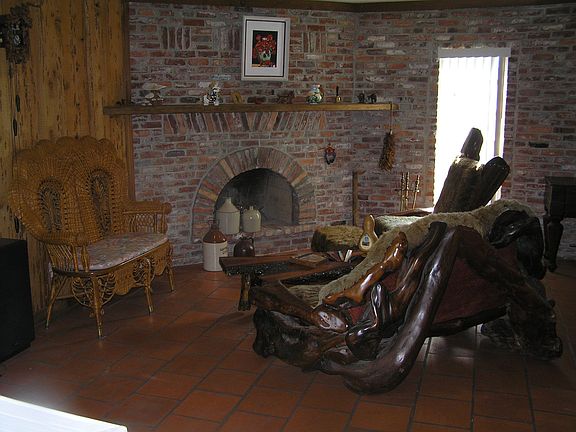 FAMILY RM W/FIREPLACE