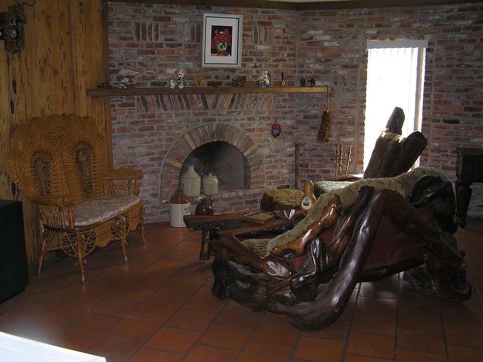FAMILY RM W/FIREPLACE